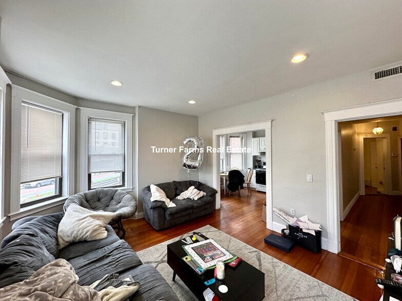 Building Photo - 146 Smith St