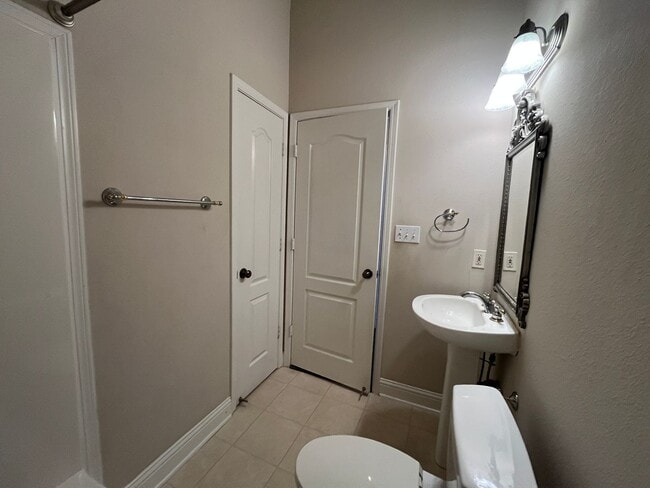 Building Photo - 1050 Azalea Garden Dr