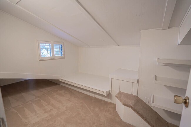 Building Photo - 4-Bedroom Plus Bonus Room Home with Golf Course Views & Community Pool in Valencia!