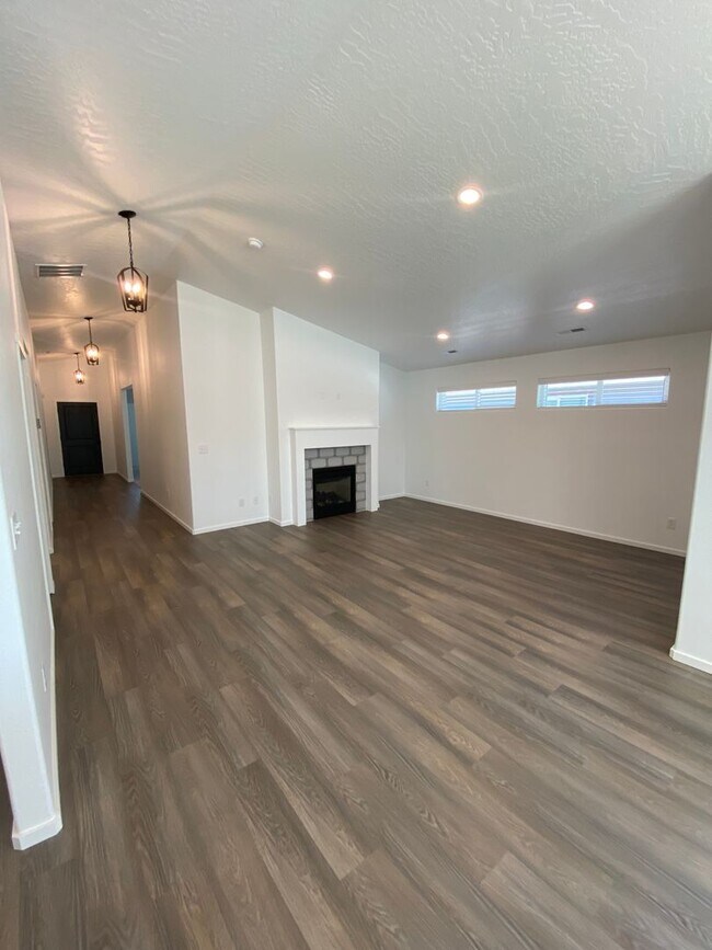 Building Photo - New Construction 3 Bed, 2 Bath House in Sp...