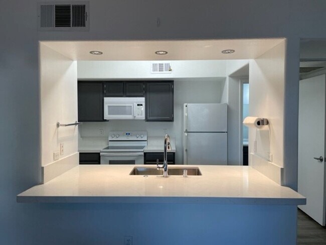 Building Photo - 2 Bedroom 2 Bath Condo W Sunset