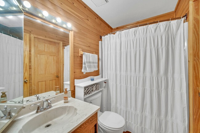 Building Photo - 633 Chip Ct