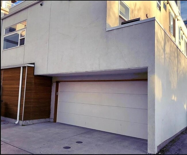 Building Photo - 2115 W 32nd Ave