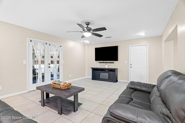 Building Photo - 999 Emerald Rd SE