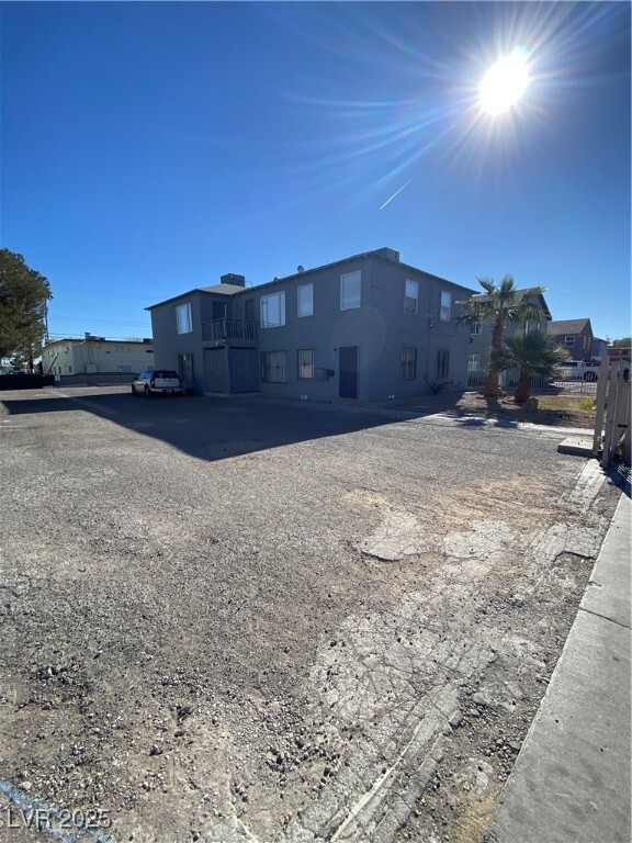 Building Photo - 1711 Santa Paula Dr