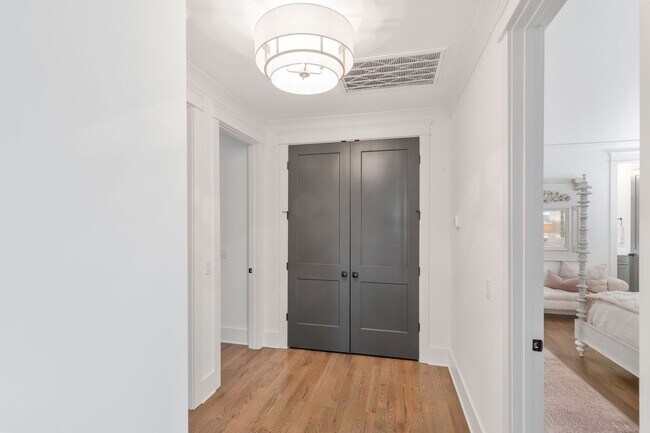 Building Photo - 5 Bedroom Home with Luxury Finishes in West End