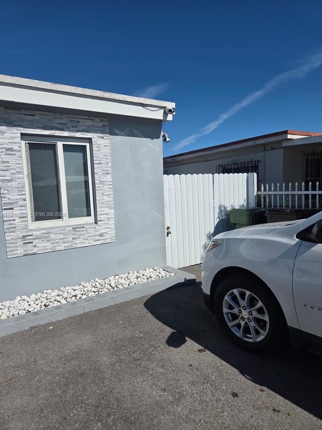 Building Photo - 367 W 33rd St