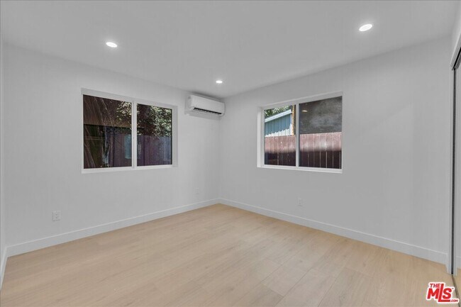 Building Photo - 6913 Encino Ave