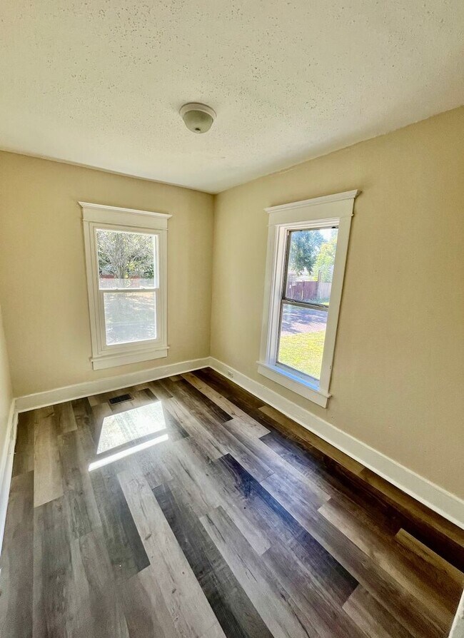 Building Photo - 211 S Cornelia Ave