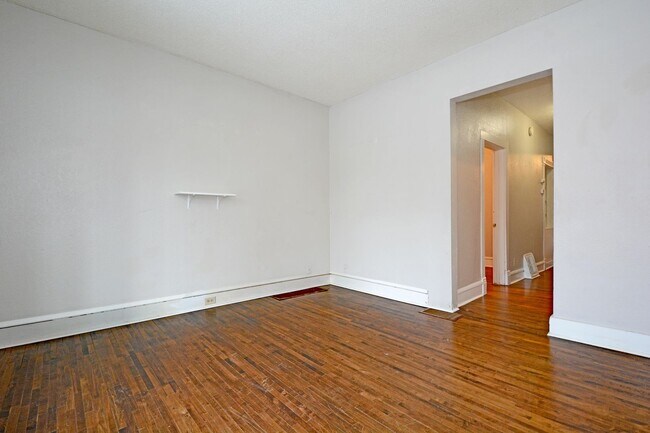 Building Photo - 3-Bedroom 1-Bathroom Unit Available Now in Minneapolis!