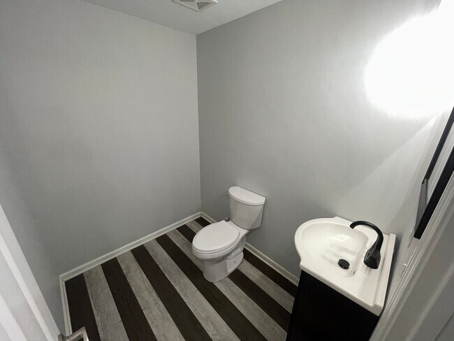 Building Photo - 3 Bedroom Home With Full Basement For Rent