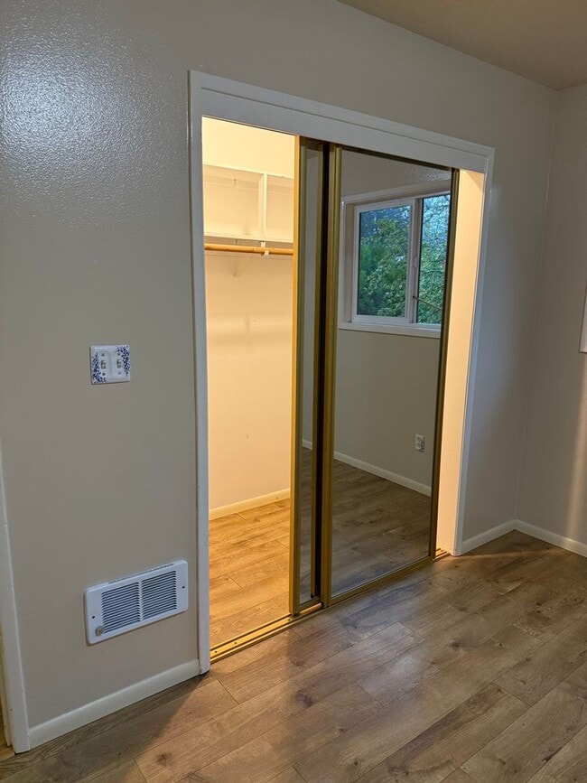 Building Photo - Newly Updated! 3 Bed/2 Bath House on a Large Lot!