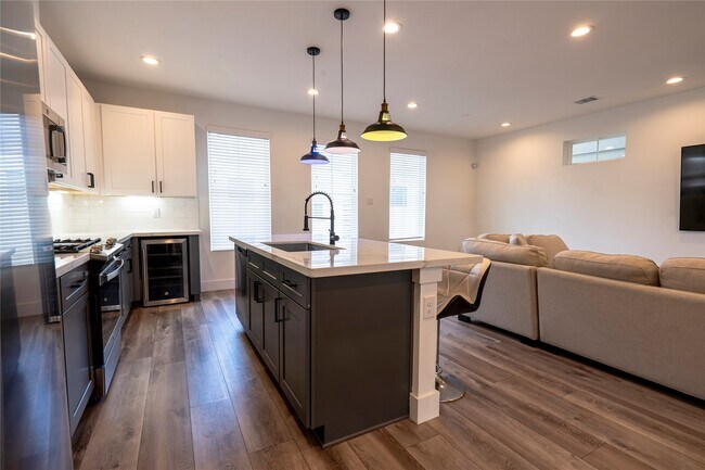 Building Photo - 2056 Johanna Dr