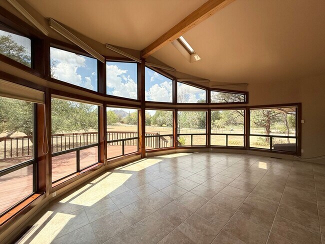 Building Photo - Custom home on 3 acres in Williamson Valley