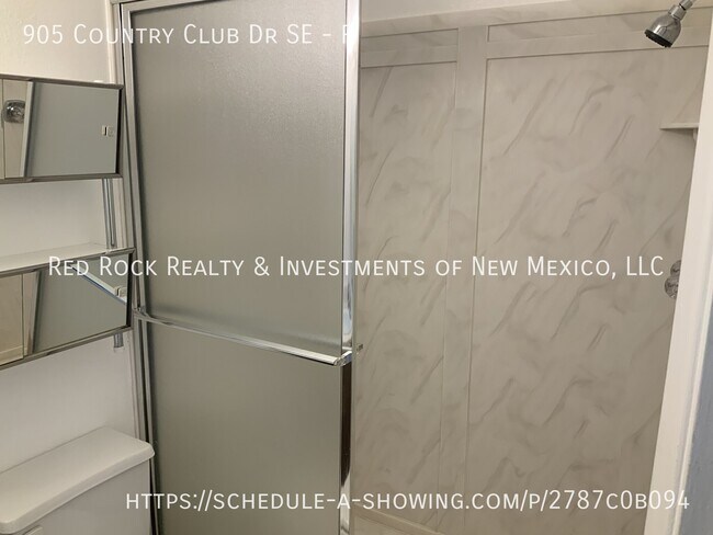 Building Photo - 905 Country Club Dr SE