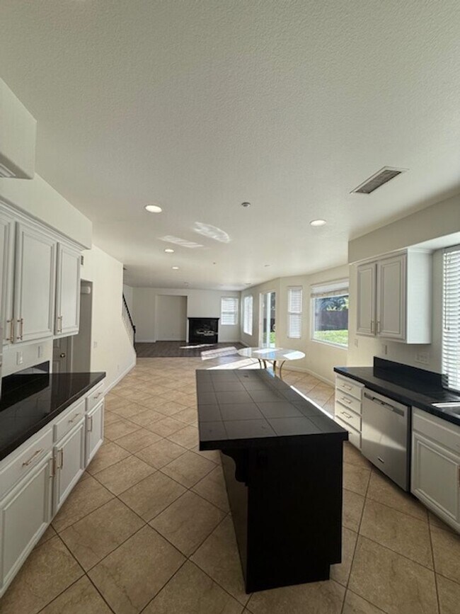 Building Photo - Very Nice 4 bedroom, 3 full bath home in much desired Lakeside neighborhood.