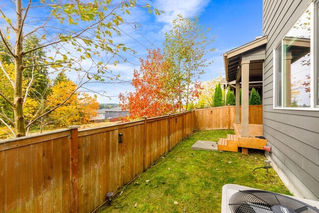 Building Photo - Gorgeous Tons of Upgrades 3 Bedroom Loft &...