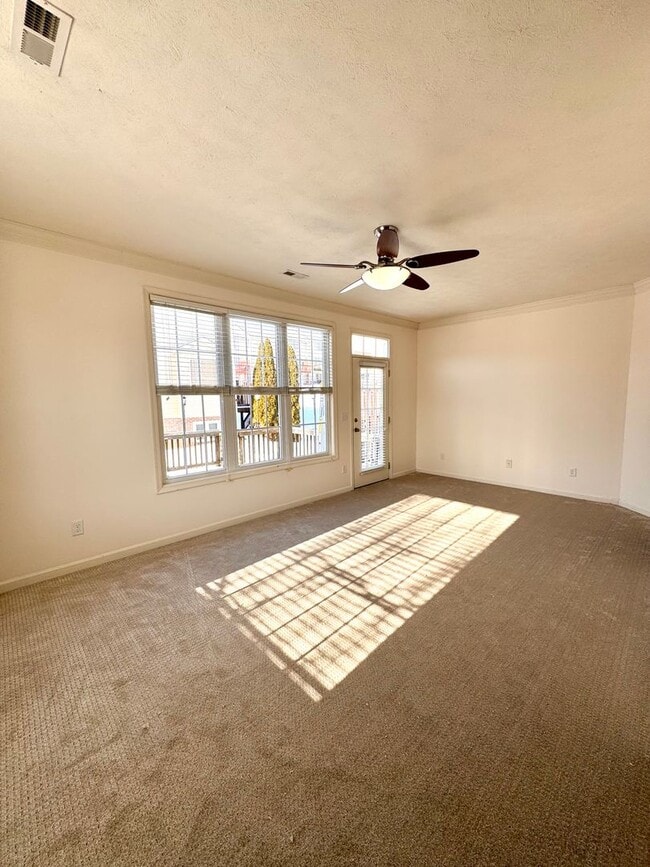 Building Photo - End Unit Townhome for Rent in Taylor Springs