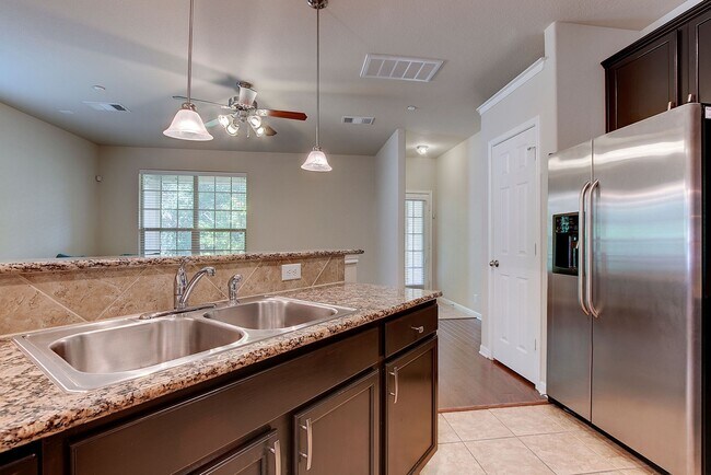 Building Photo - Immaculately Maintained 2/2.5 Townhome In ...