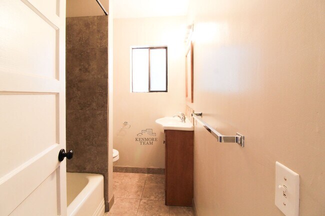 Building Photo - 2 Bed/1 Bath Duplex in Central Richland