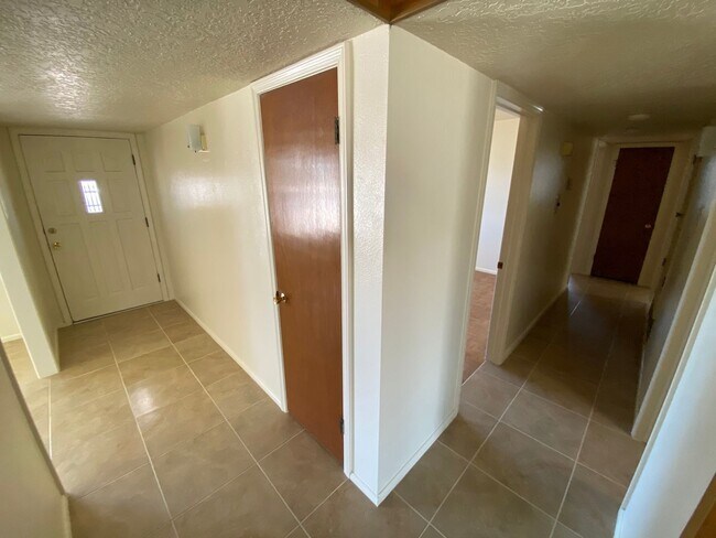 Building Photo - Northeast El Paso 3bed/2bath w/LOTS of liv...