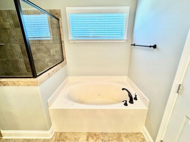 Building Photo - Now Leasing a 4-bedroom 2 bath home in Oli...