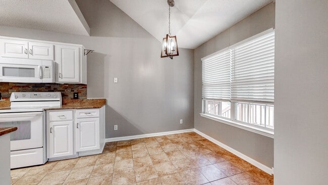 Building Photo - 4 Bedrooms, 2 Bathrooms in the Heart of Ri...