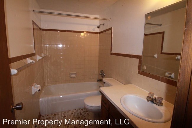 Building Photo - 725 College Ave S