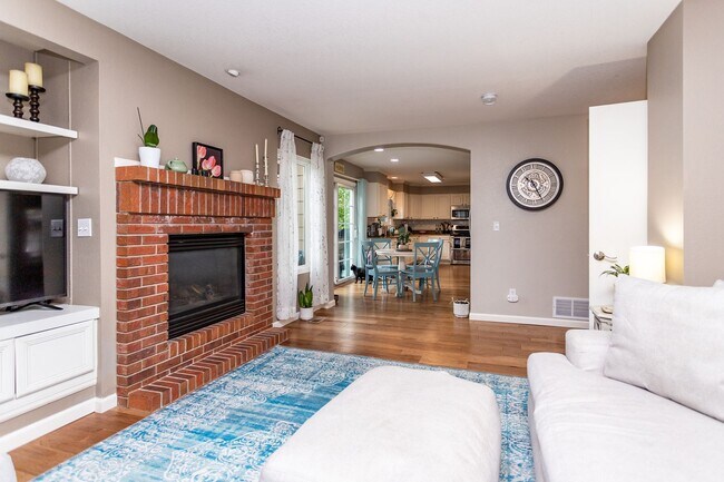 Building Photo - Charming Monument Retreat with  Private Ba...
