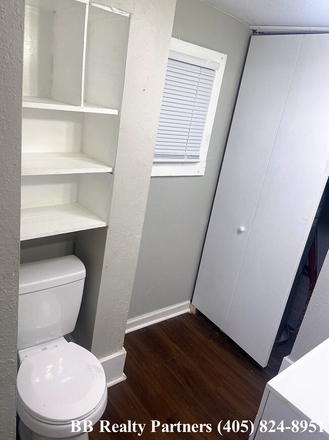 Building Photo - 1121 S Quaker Ave