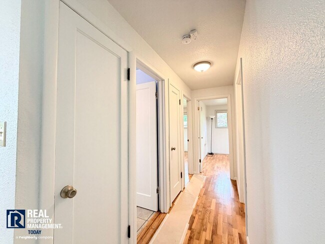 Building Photo - Charming Tacoma Home with Huge Fenced Yard, Garage & Hardwood Floors