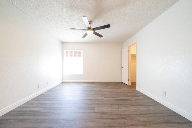 Building Photo - 1440 Oak Dr
