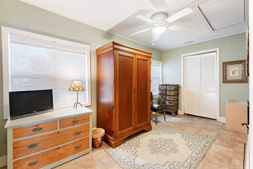 Porch with Laundry room - 123 S Ferry Dr