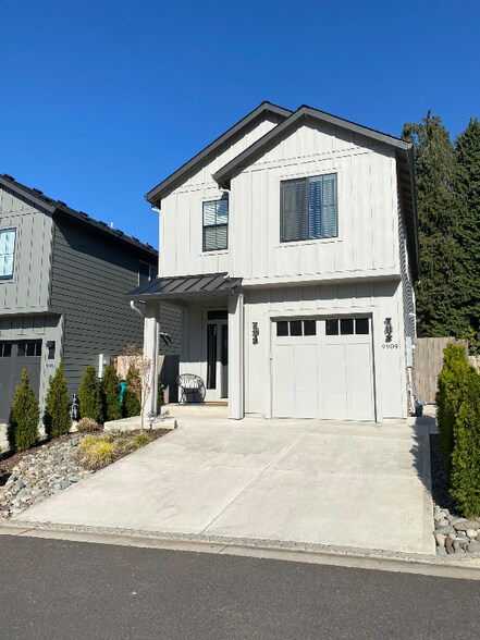 Building Photo - 9909 NE 44th Ct