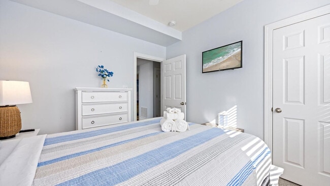 Building Photo - 701 E 8th St