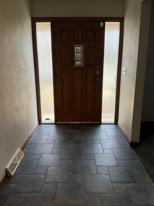 Building Photo - 33 Estates View Dr