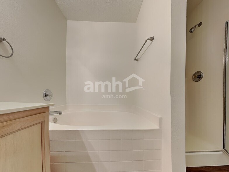 Building Photo - 1699 Wildrose Dr