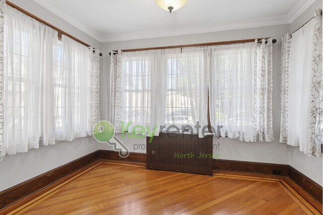 Building Photo - Spacious 4BR Single-Family Home with Garage, Driveway & Fenced Yard in Kearny