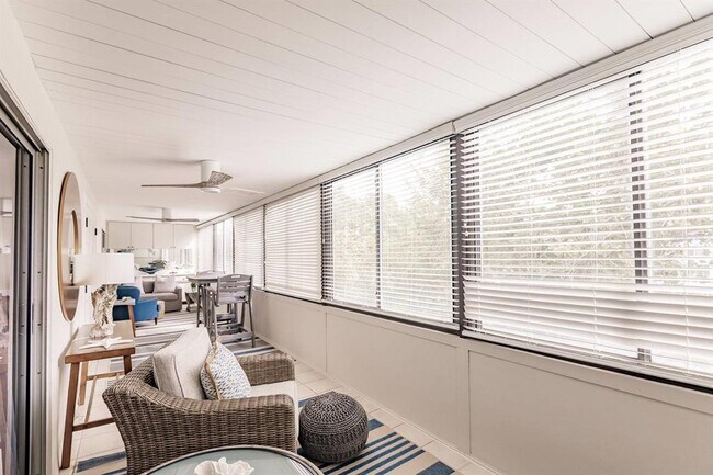 Building Photo - 1055 W Peppertree Dr