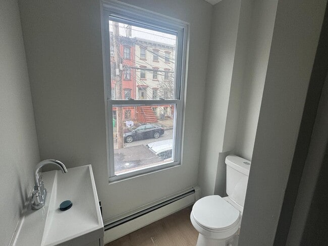 Building Photo - 163 Lander St