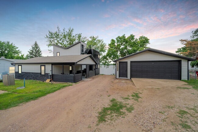 front approach/parking/detached garage - 26539 E Shore Pl