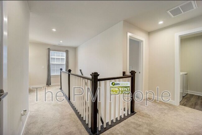 Building Photo - 32 Wiltshire Cir
