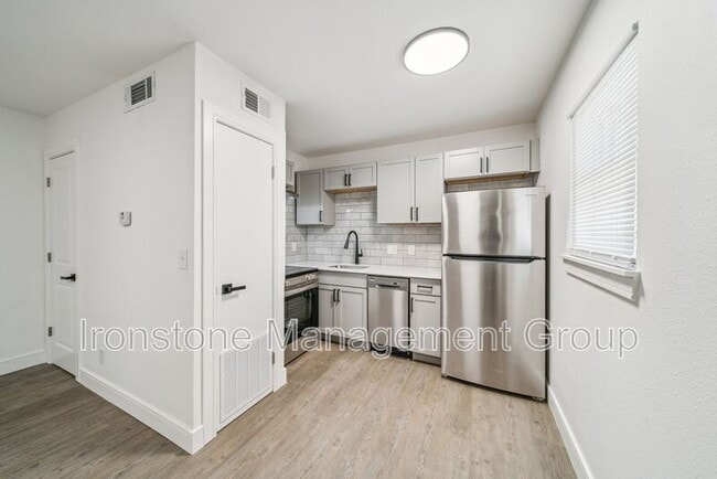 Building Photo - 3165 E 49th St