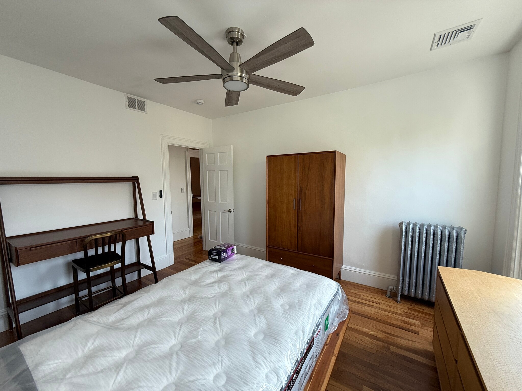 Building Photo - 96 Munroe St