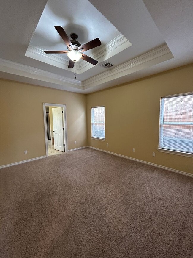 Building Photo - 4 bedroom, 2 bathroom NOW Available!
