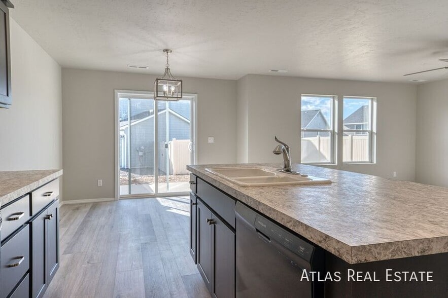 Building Photo - 2711 W Balboa Dr