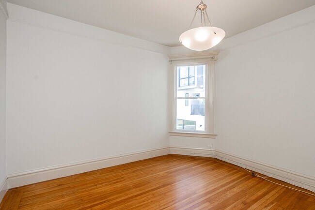 Building Photo - LARGE Full Floor 4BR/2BA. In-Unit Laundry, New Stainless Appliances!