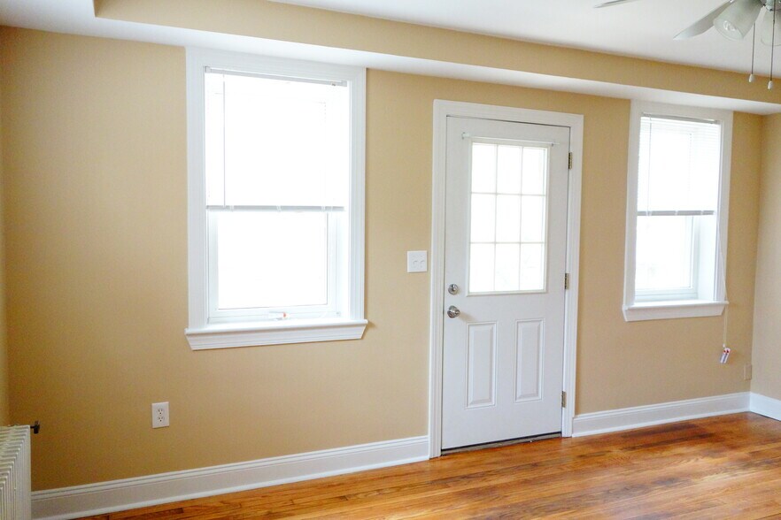 Building Photo - 8206 Greenwood Ave