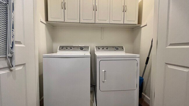 Building Photo - 3BD/2.5BA - Modern 3-Bed Home with Privacy & Amenities: Near Schools, Parks & Shopping!