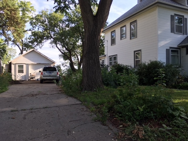 Off Street Parking - 22 W Bloomingdale St
